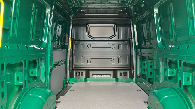Volkswagen Crafter Cr35 Mwb Diesel Fwd 2.0 TDI 140PS Commerce Plus High Roof Van - Image 20